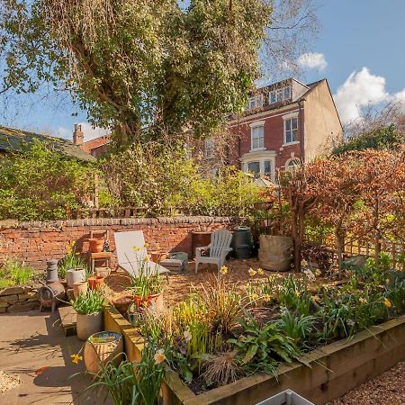 Pass The Keys Wonky Cottage With Amazing Garden Leeds  Extérieur photo