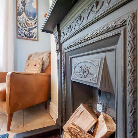 Pass The Keys Wonky Cottage With Amazing Garden Leeds  Extérieur photo