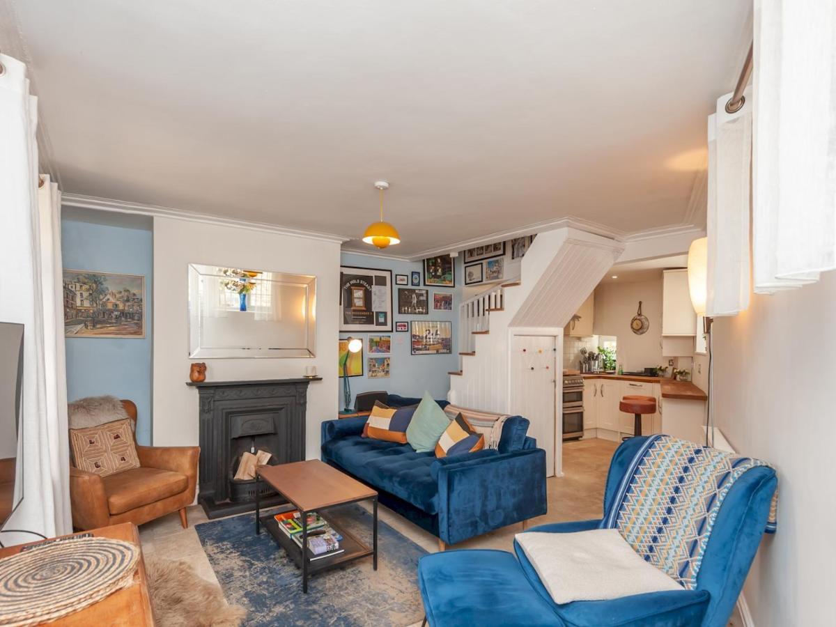 Pass The Keys Wonky Cottage With Amazing Garden Leeds  Extérieur photo