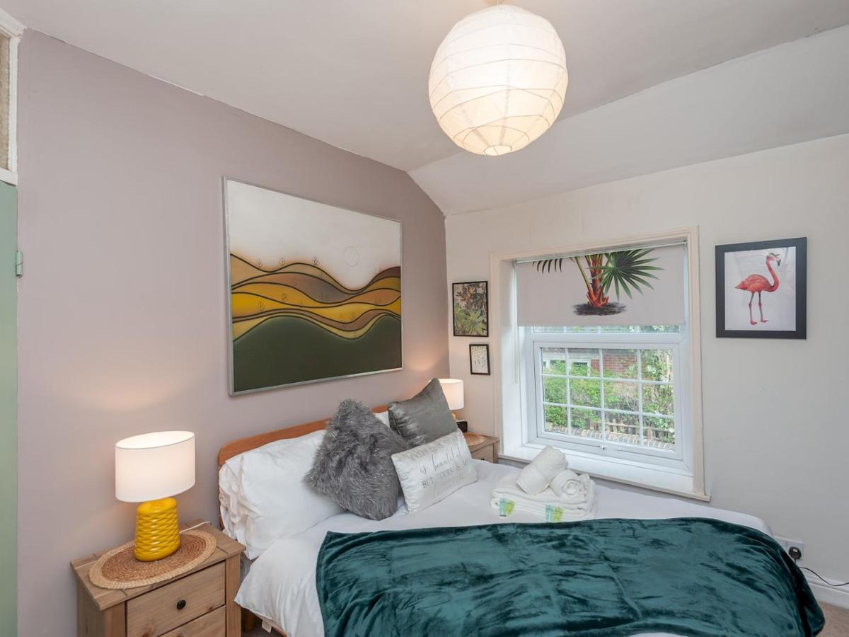 Pass The Keys Wonky Cottage With Amazing Garden Leeds  Extérieur photo