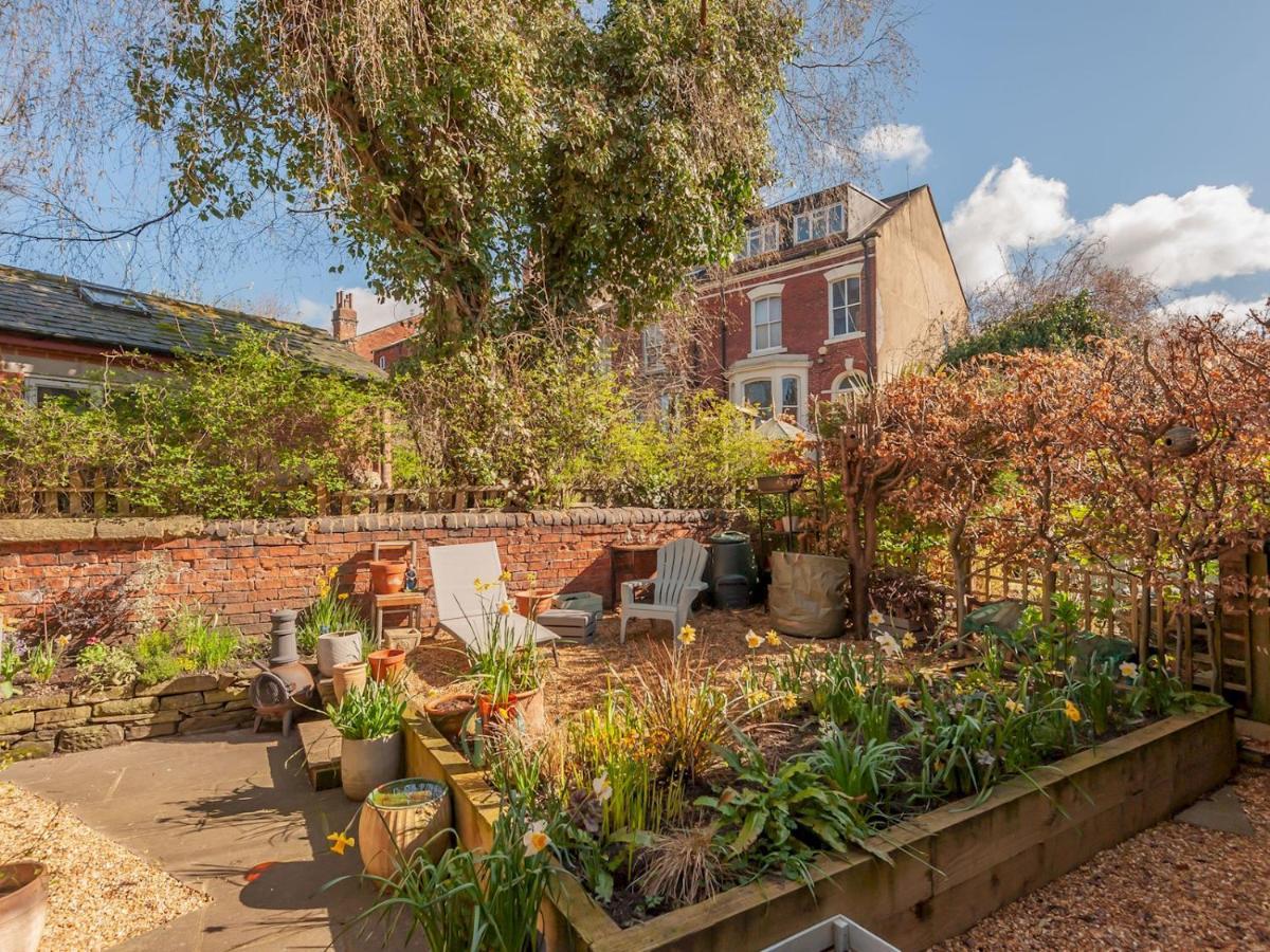 Pass The Keys Wonky Cottage With Amazing Garden Leeds  Extérieur photo