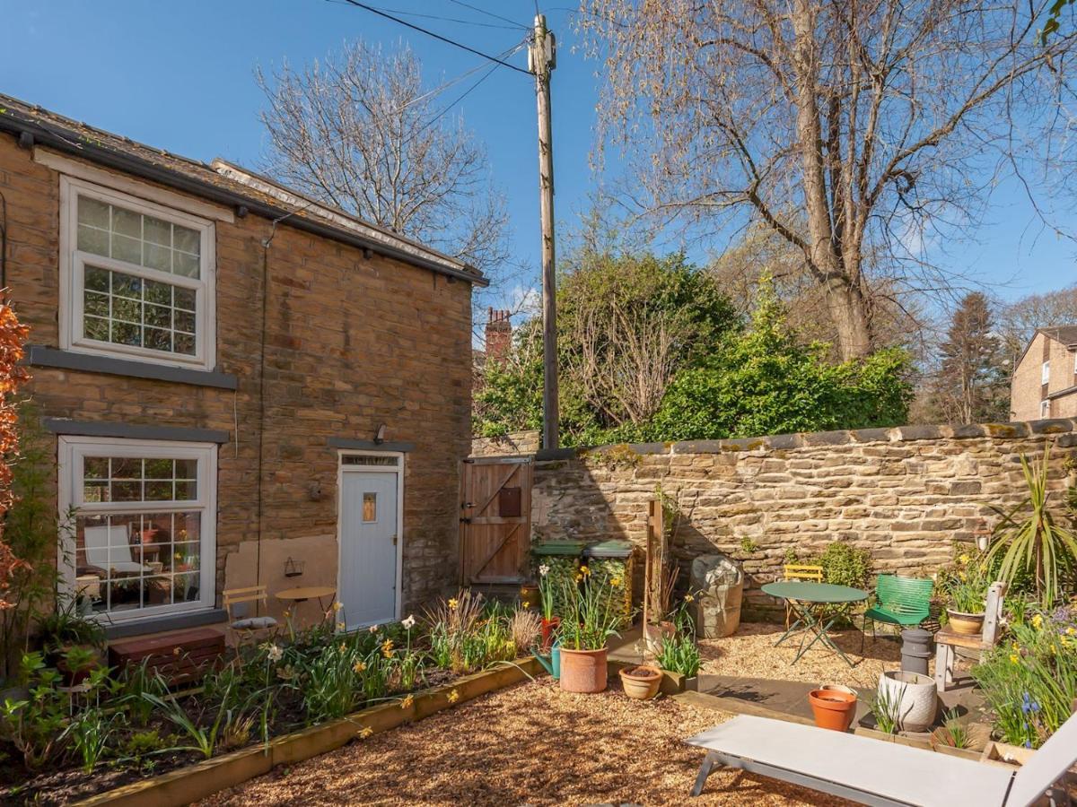 Pass The Keys Wonky Cottage With Amazing Garden Leeds  Extérieur photo