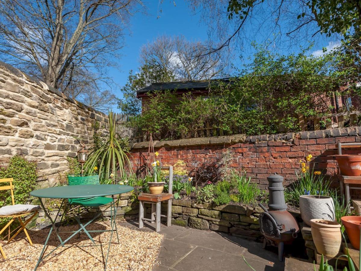 Pass The Keys Wonky Cottage With Amazing Garden Leeds  Extérieur photo