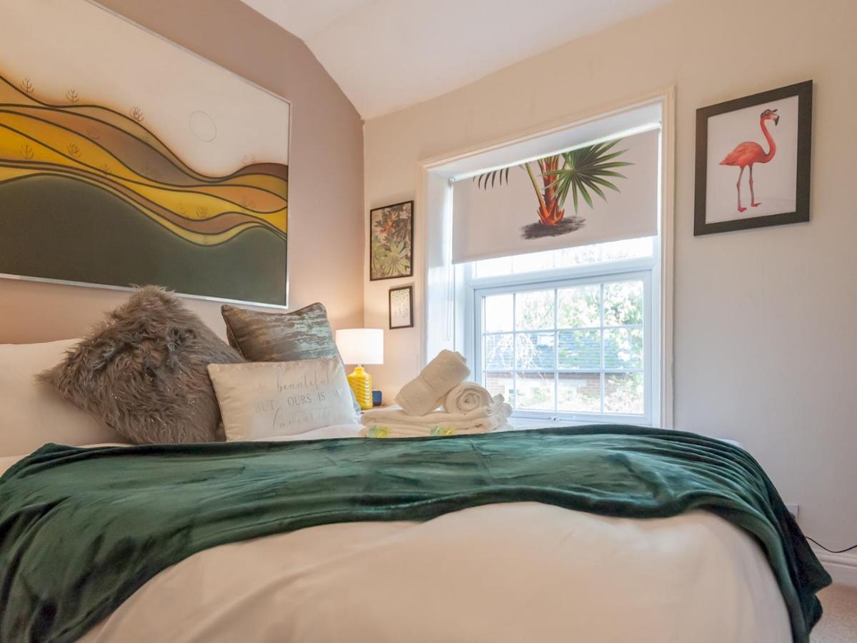 Pass The Keys Wonky Cottage With Amazing Garden Leeds  Extérieur photo