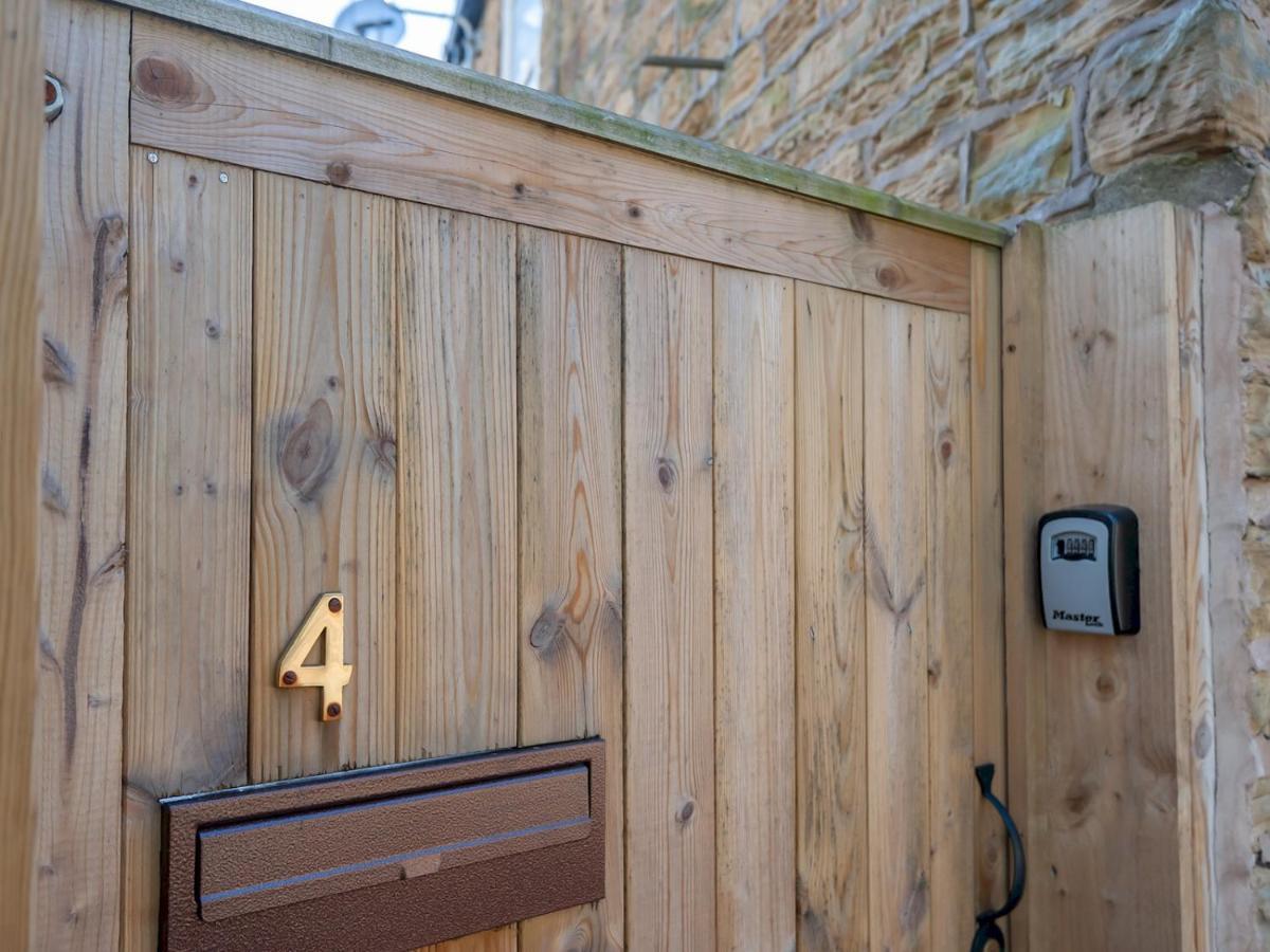 Pass The Keys Wonky Cottage With Amazing Garden Leeds  Extérieur photo