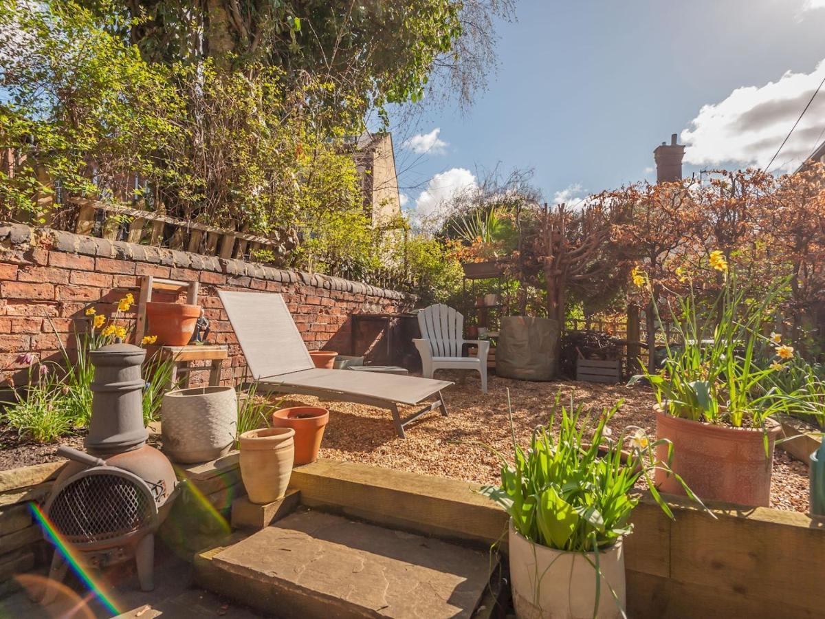 Pass The Keys Wonky Cottage With Amazing Garden Leeds  Extérieur photo