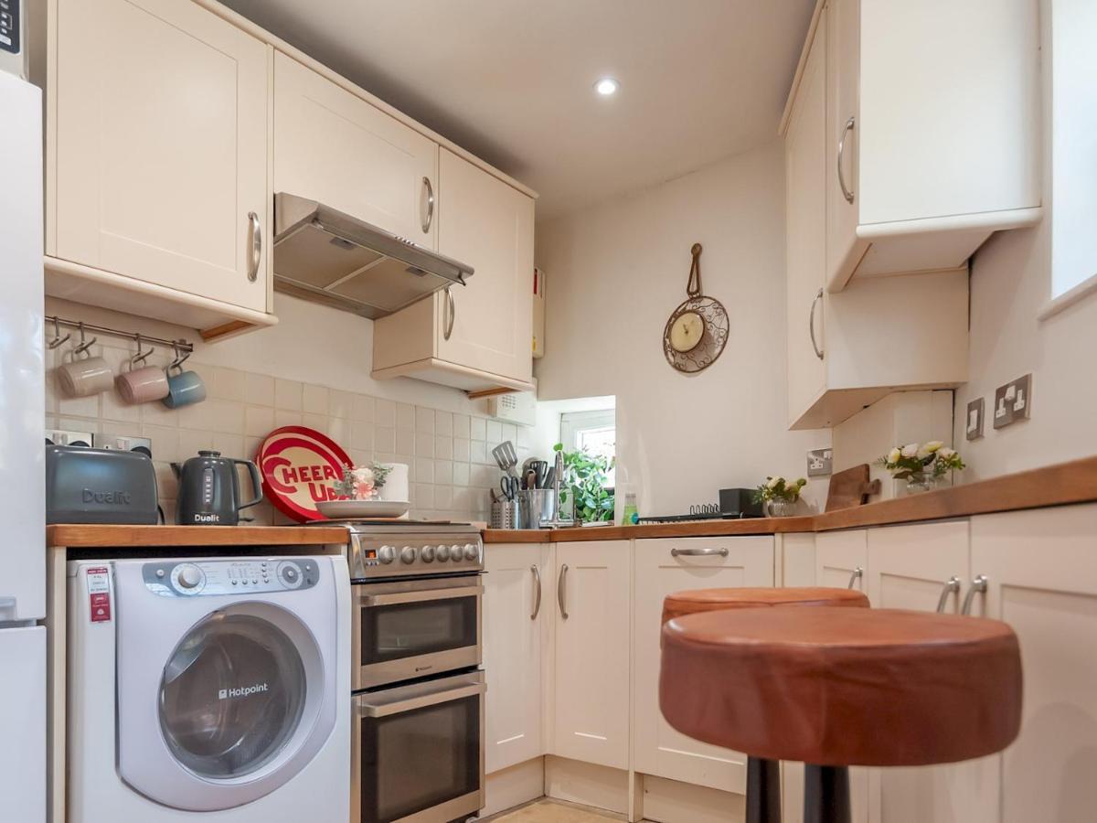 Pass The Keys Wonky Cottage With Amazing Garden Leeds  Extérieur photo