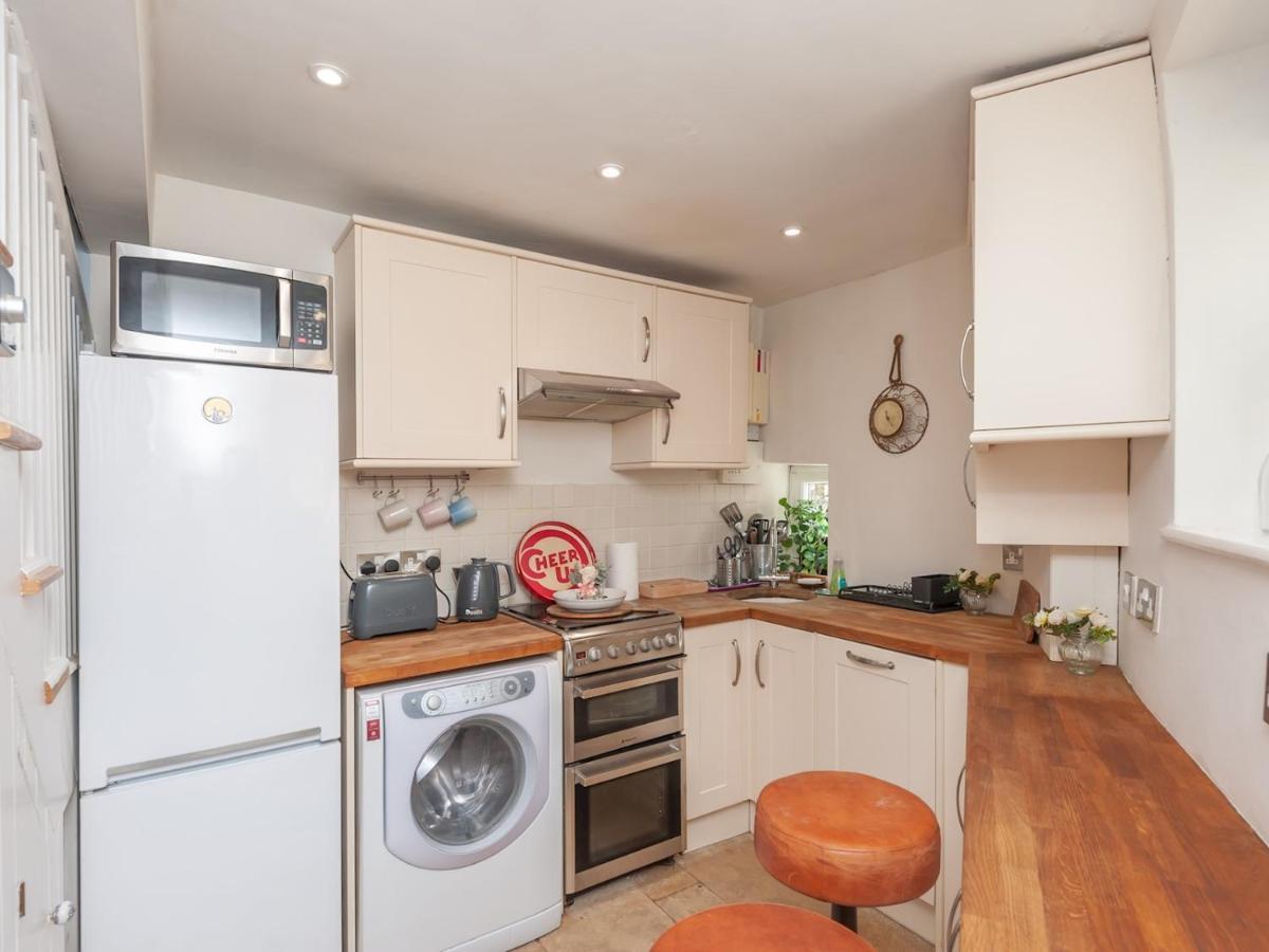 Pass The Keys Wonky Cottage With Amazing Garden Leeds  Extérieur photo
