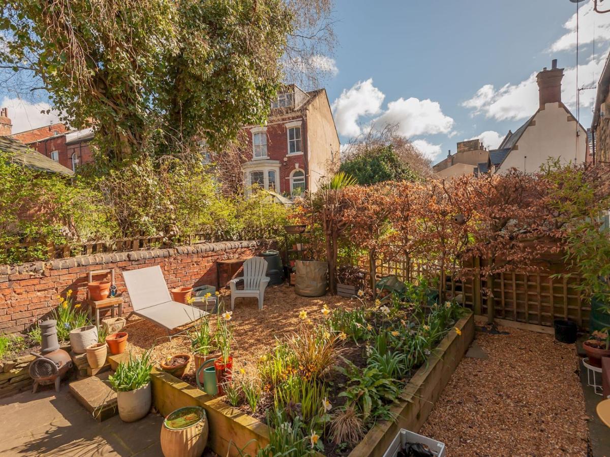 Pass The Keys Wonky Cottage With Amazing Garden Leeds  Extérieur photo