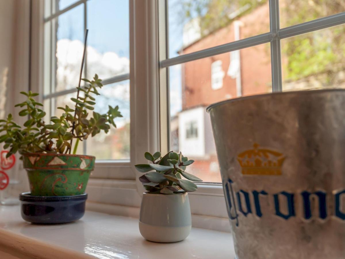 Pass The Keys Wonky Cottage With Amazing Garden Leeds  Extérieur photo