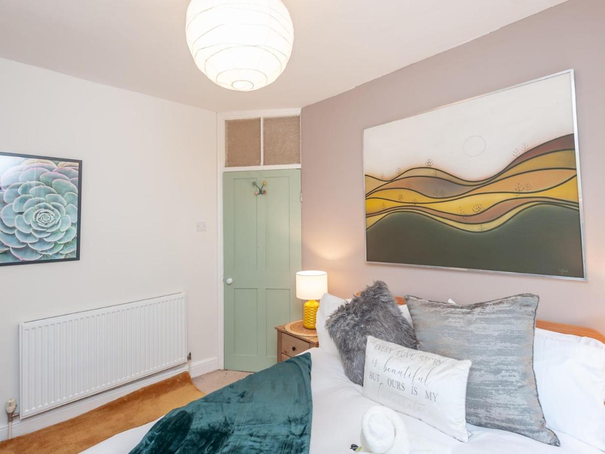 Pass The Keys Wonky Cottage With Amazing Garden Leeds  Extérieur photo