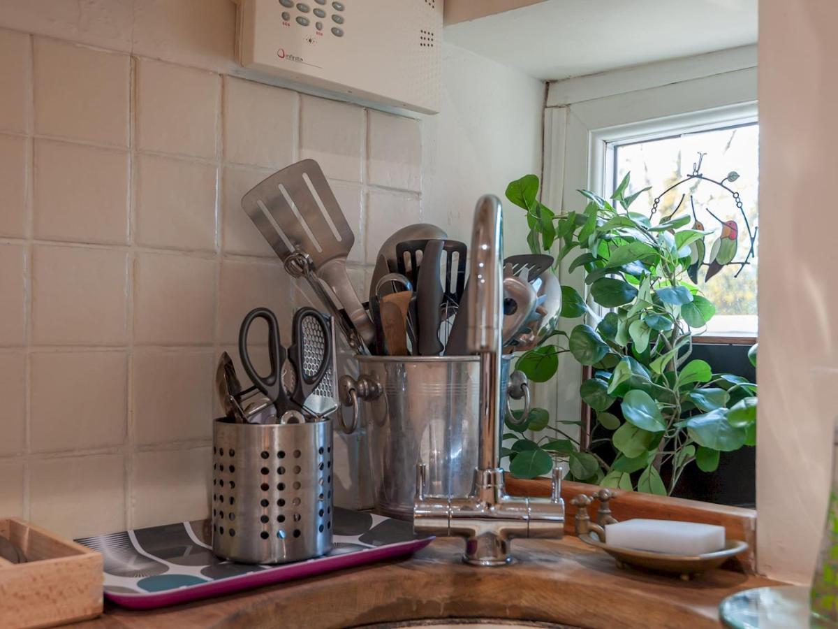 Pass The Keys Wonky Cottage With Amazing Garden Leeds  Extérieur photo