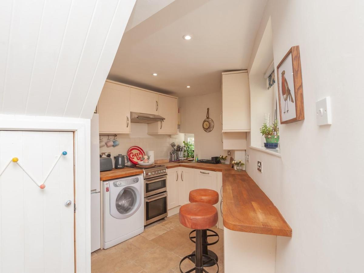 Pass The Keys Wonky Cottage With Amazing Garden Leeds  Extérieur photo