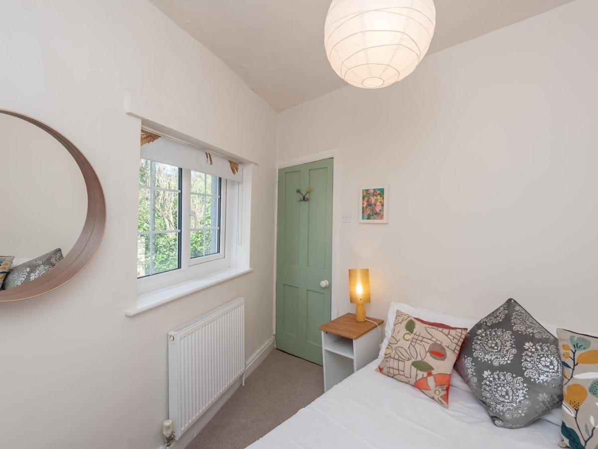 Pass The Keys Wonky Cottage With Amazing Garden Leeds  Extérieur photo