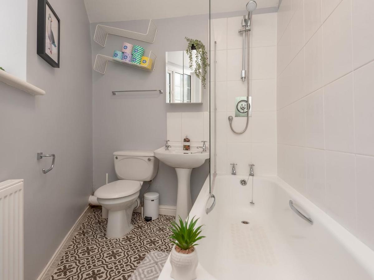 Pass The Keys Wonky Cottage With Amazing Garden Leeds  Extérieur photo